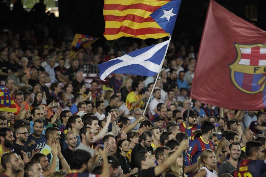 Catalogna e Scozia, unite per l&#39;indipendenza. I tifosi del Barcellona hanno sfruttato la vetrina della Champions League per lanciare un messaggio ai cittadini scozzesi (Ap)
